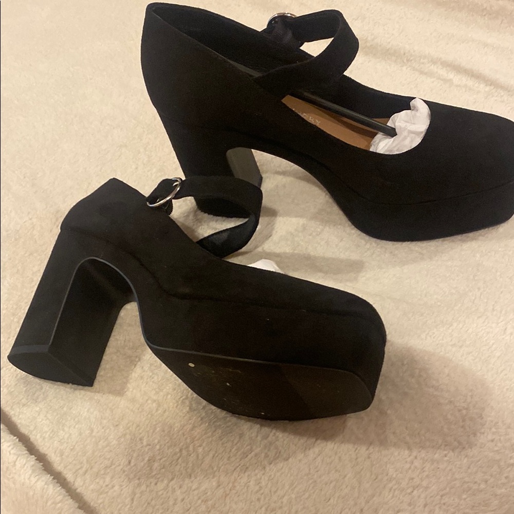 Chinese Laundry Elegant Black Heels. In original box w/ original packing. Sz 8.5